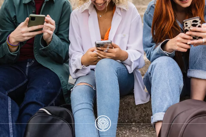 Faut-il-interdire-lacces-aux-reseaux-sociaux-avant-15-ans