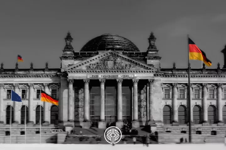 Dans-lest-de-lAllemagne-la-chute-du-mur-coupe-feu-